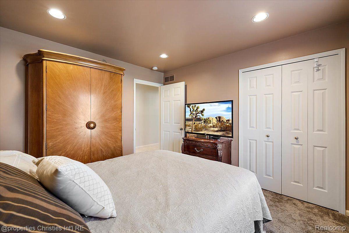 7716 MAPLE Drive