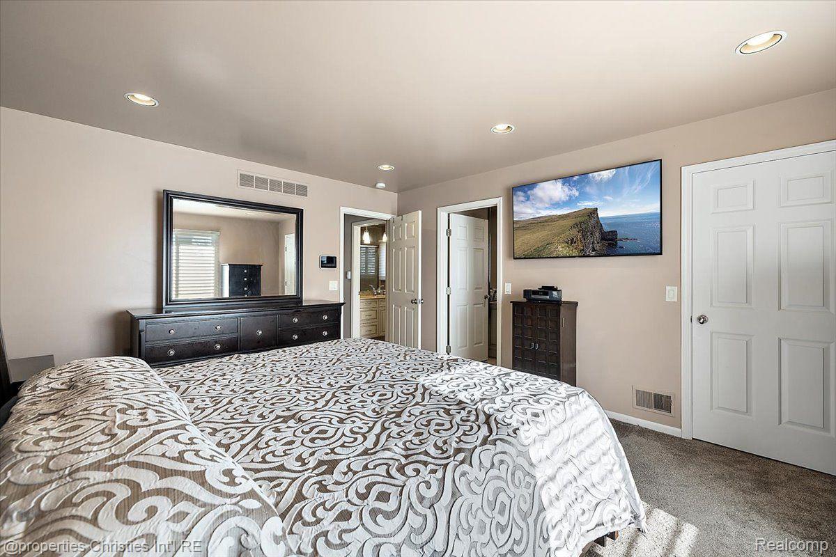 7716 MAPLE Drive