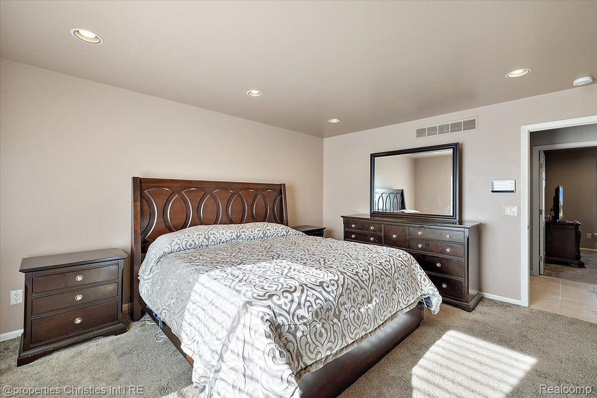7716 MAPLE Drive