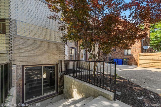 2423 CHICAGO Boulevard