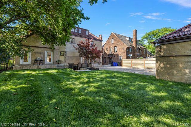 2423 CHICAGO Boulevard