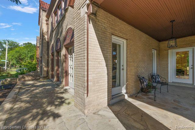 2423 CHICAGO Boulevard