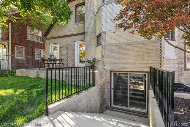 2423 CHICAGO Boulevard