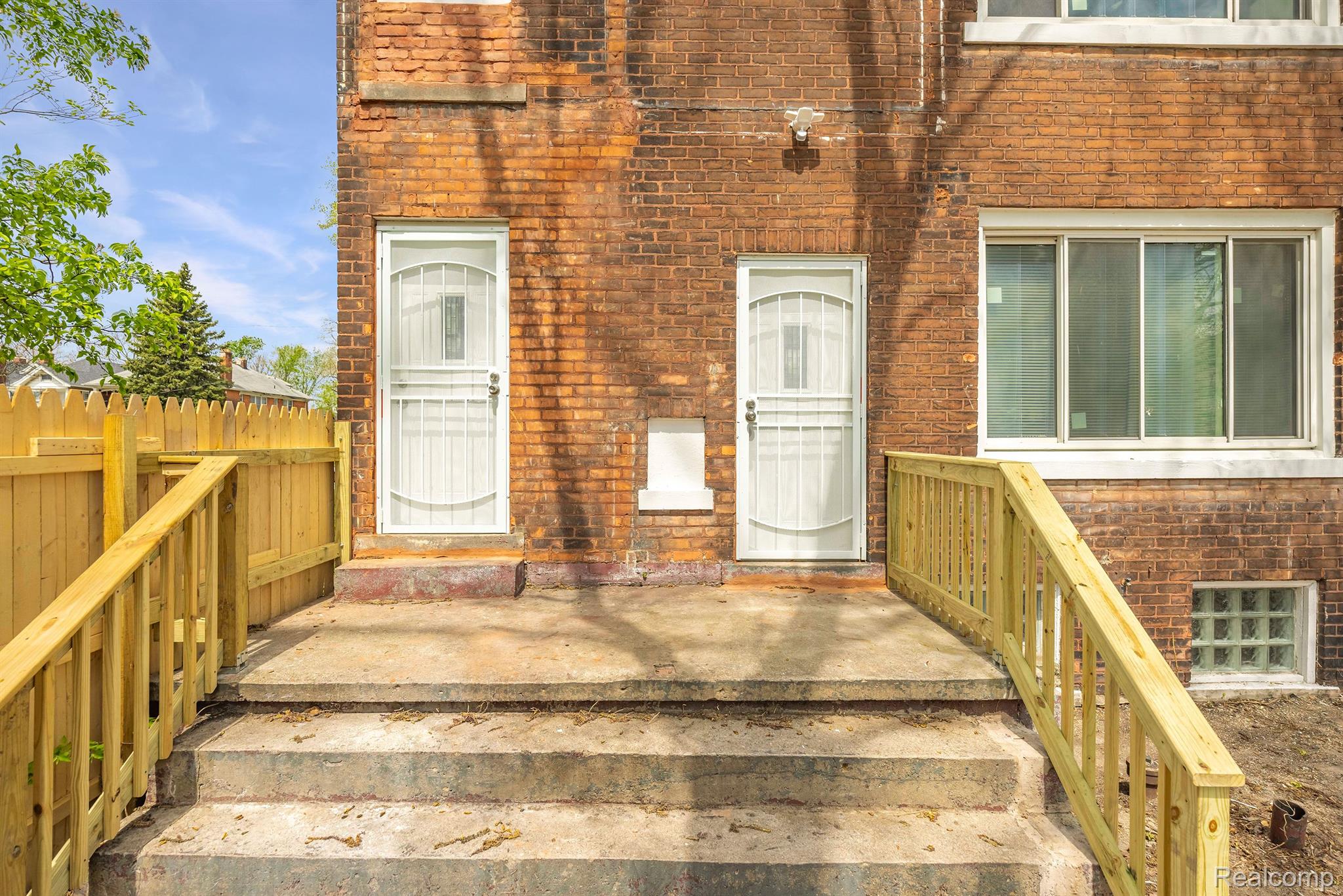 1989 GLADSTONE Street