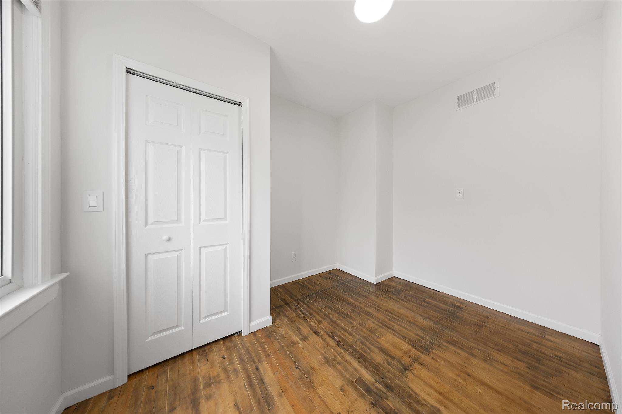 1989 GLADSTONE Street