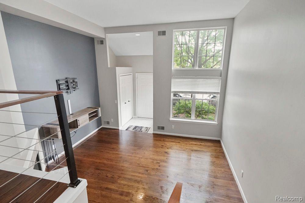 125 W KENILWORTH Avenue