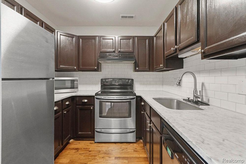 125 W KENILWORTH Avenue