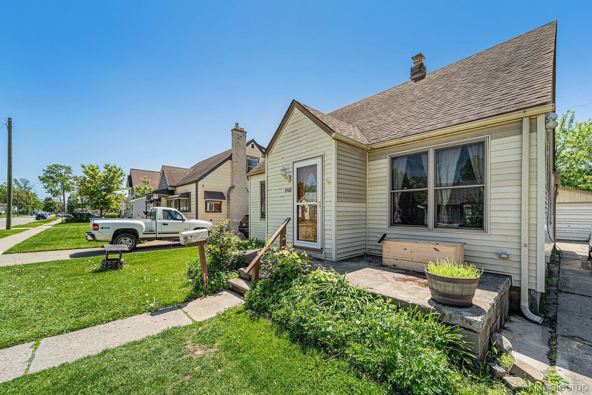 8468 JEWETT Avenue