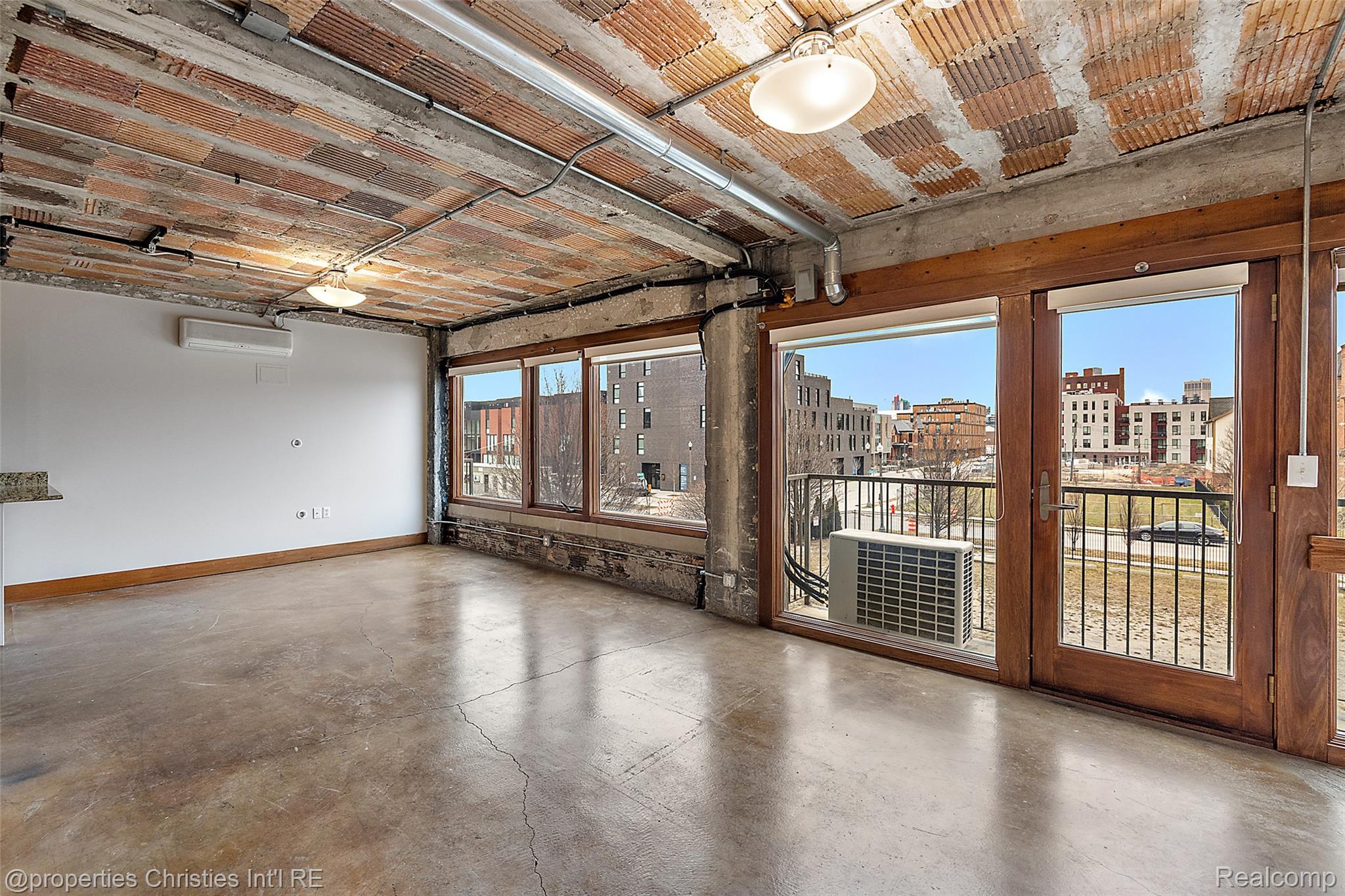 2915 John R Street 207