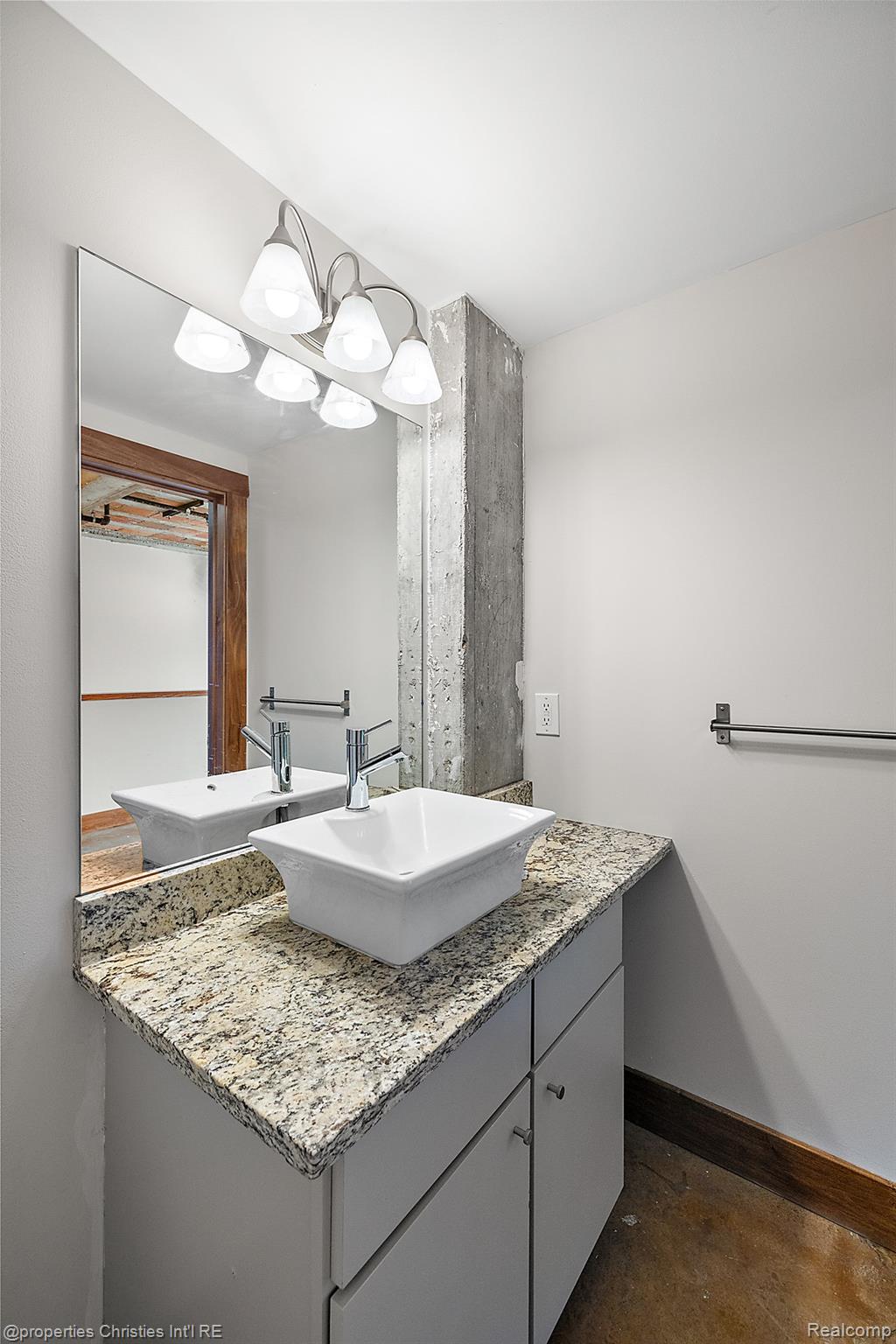 2915 John R Street 207