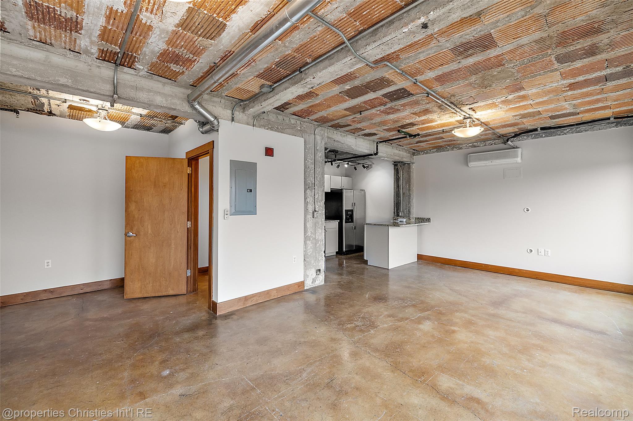 2915 John R Street 207