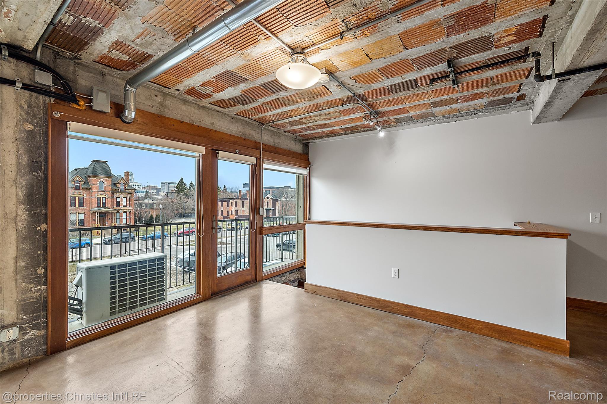 2915 John R Street 207