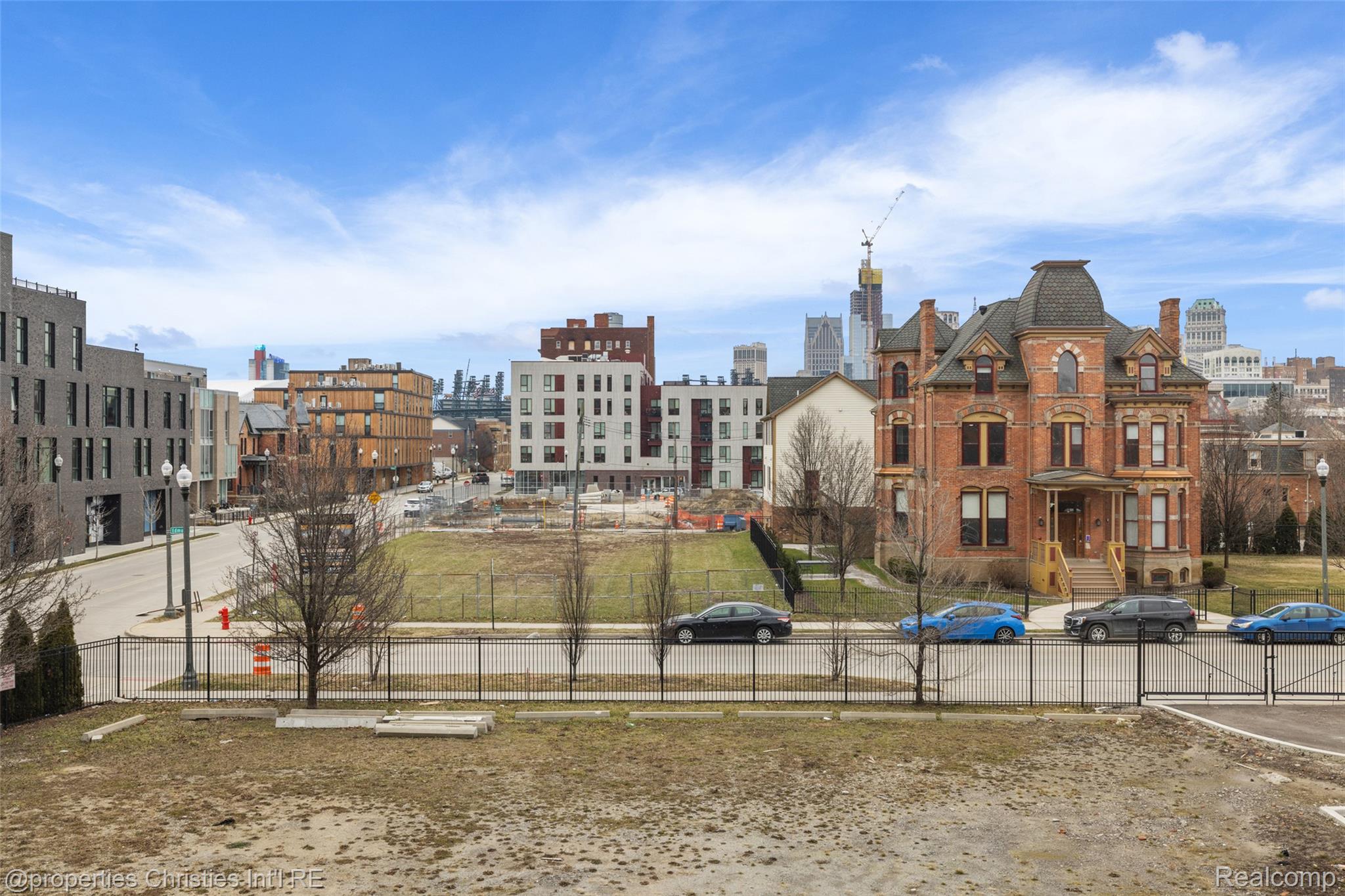 2915 John R Street 207