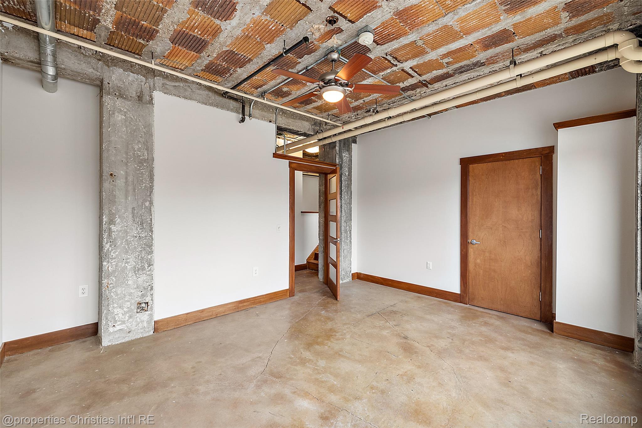 2915 John R Street 207