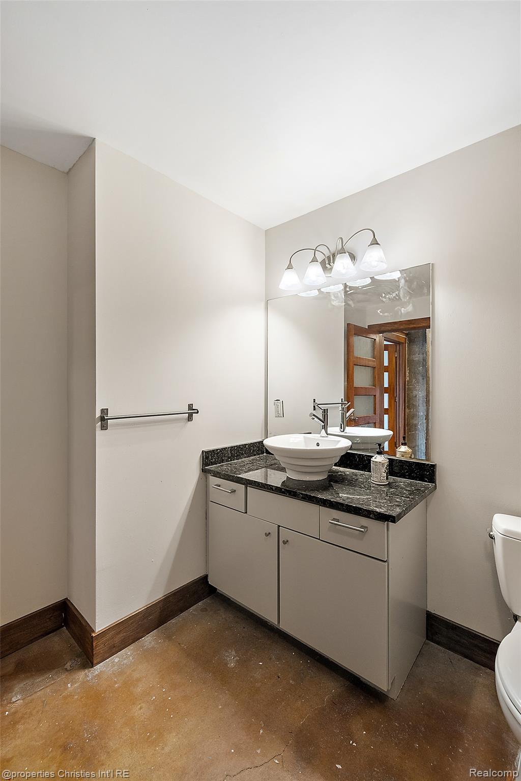 2915 John R Street 207
