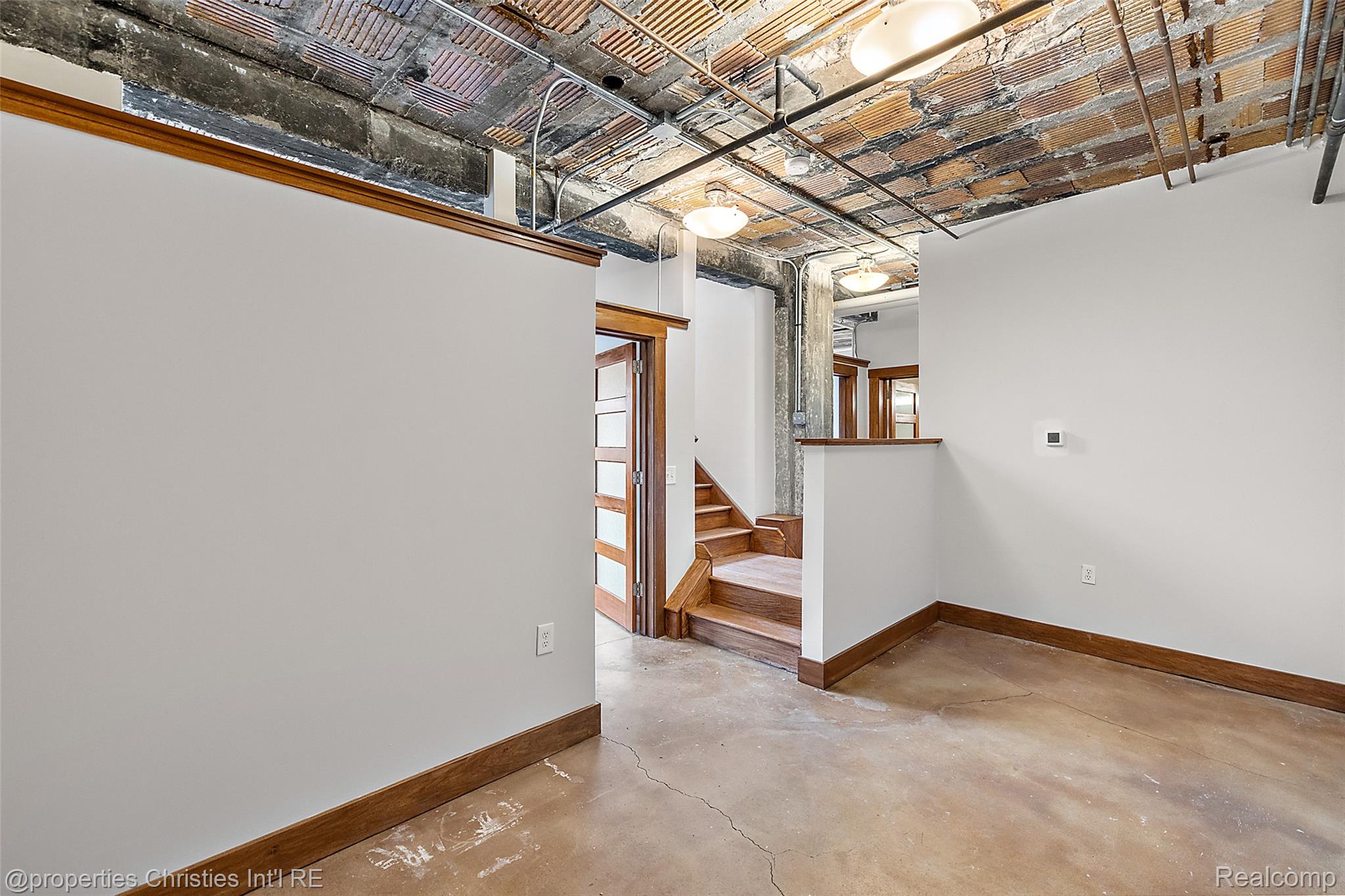 2915 John R Street 207