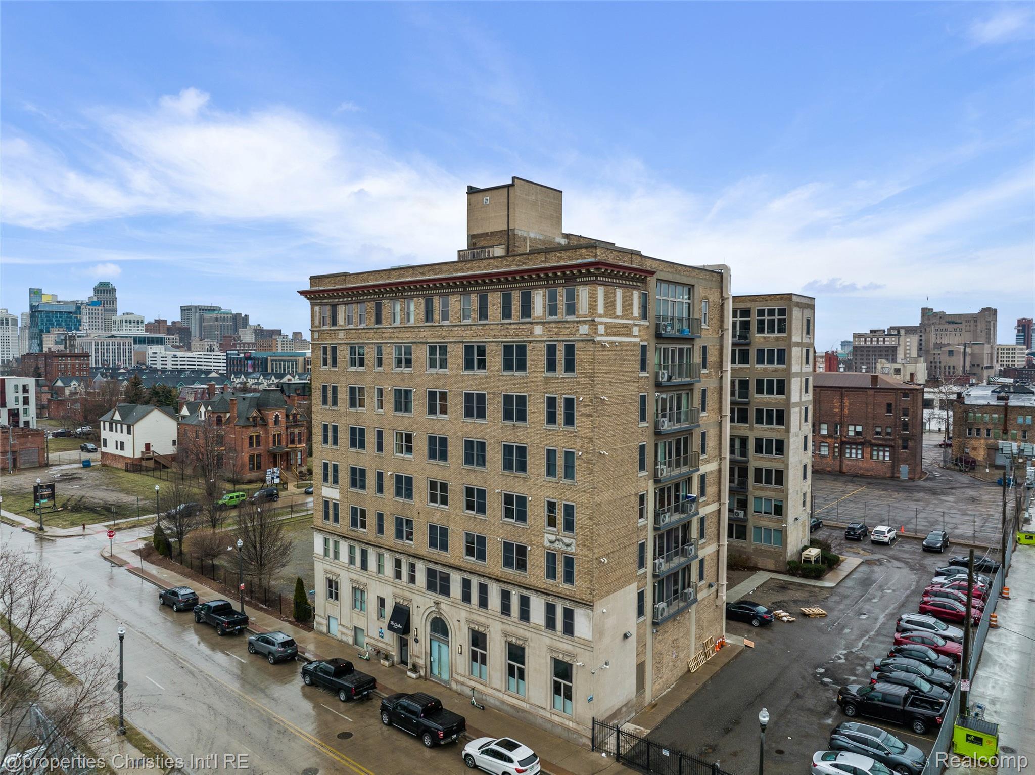 2915 John R Street 207