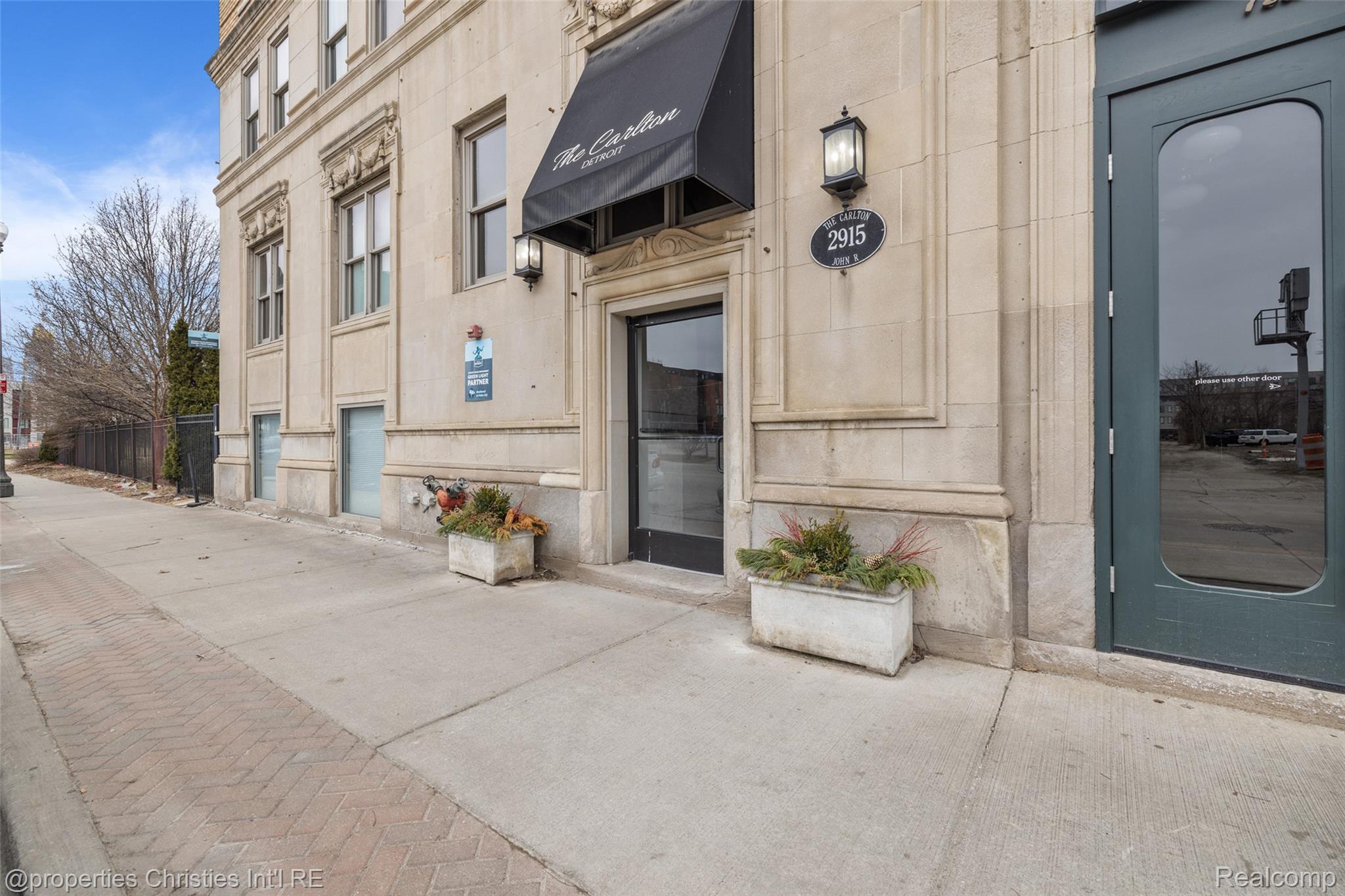 2915 John R Street 207