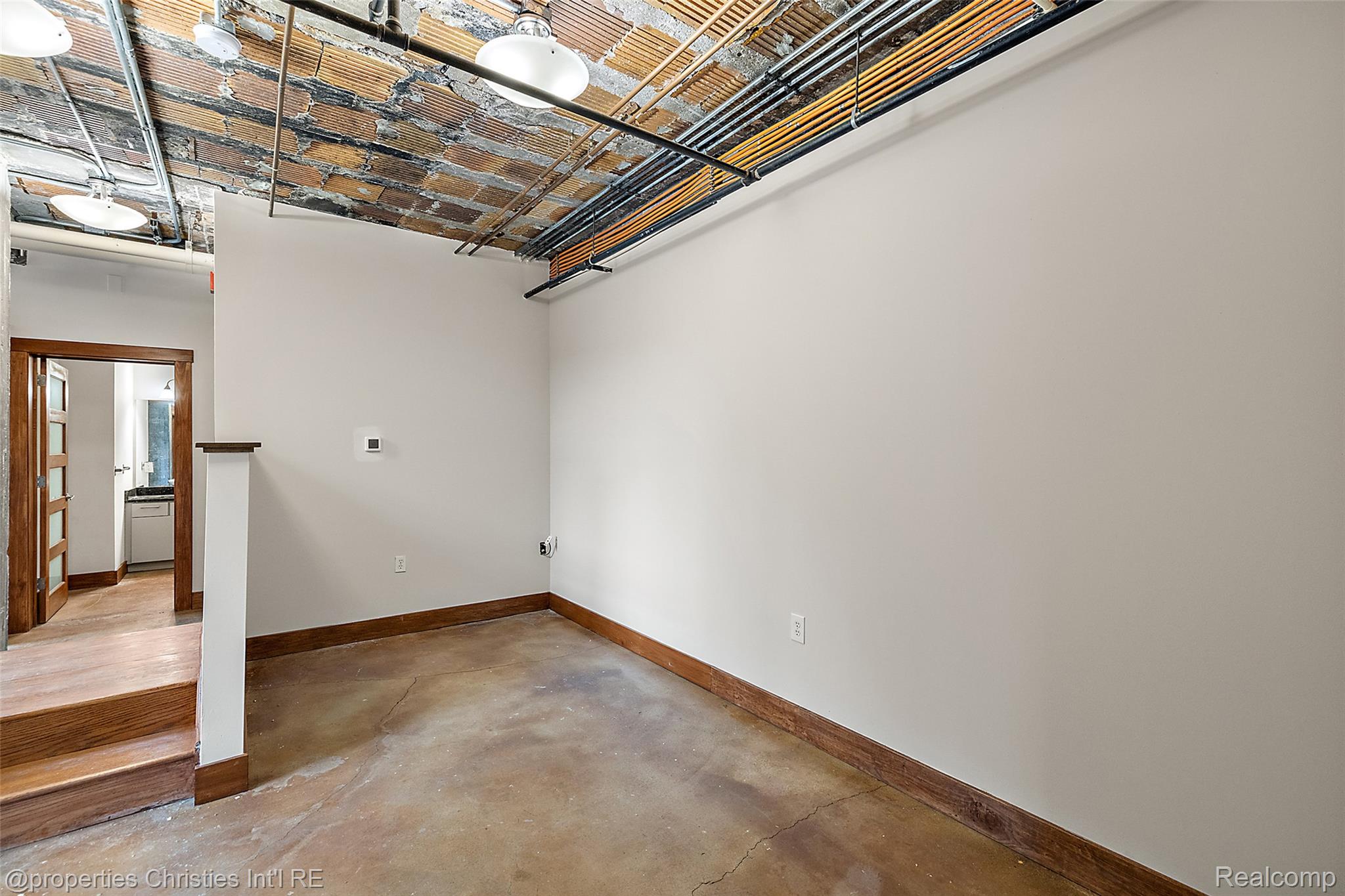 2915 John R Street 207