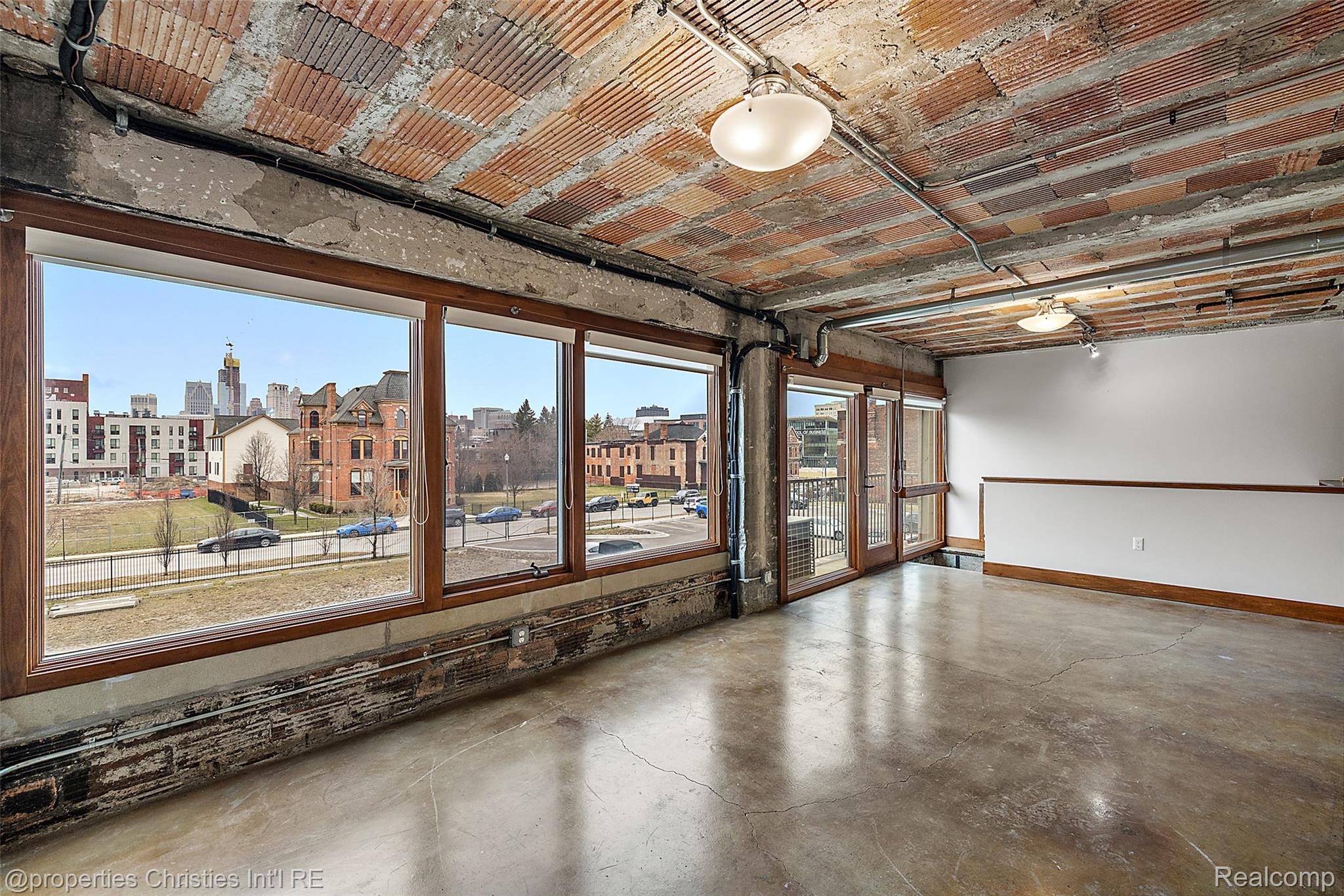 2915 John R Street 207