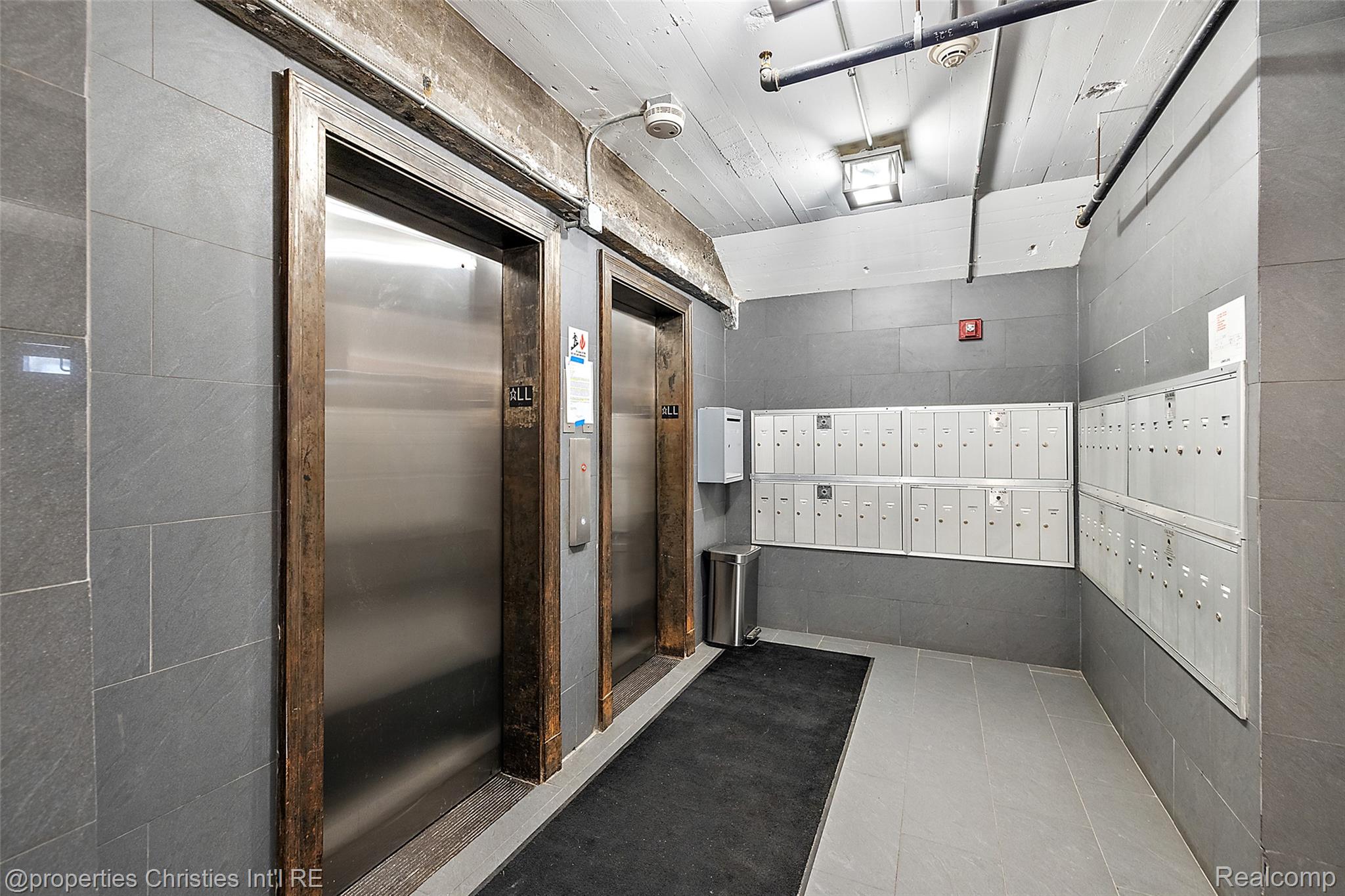 2915 John R Street 207