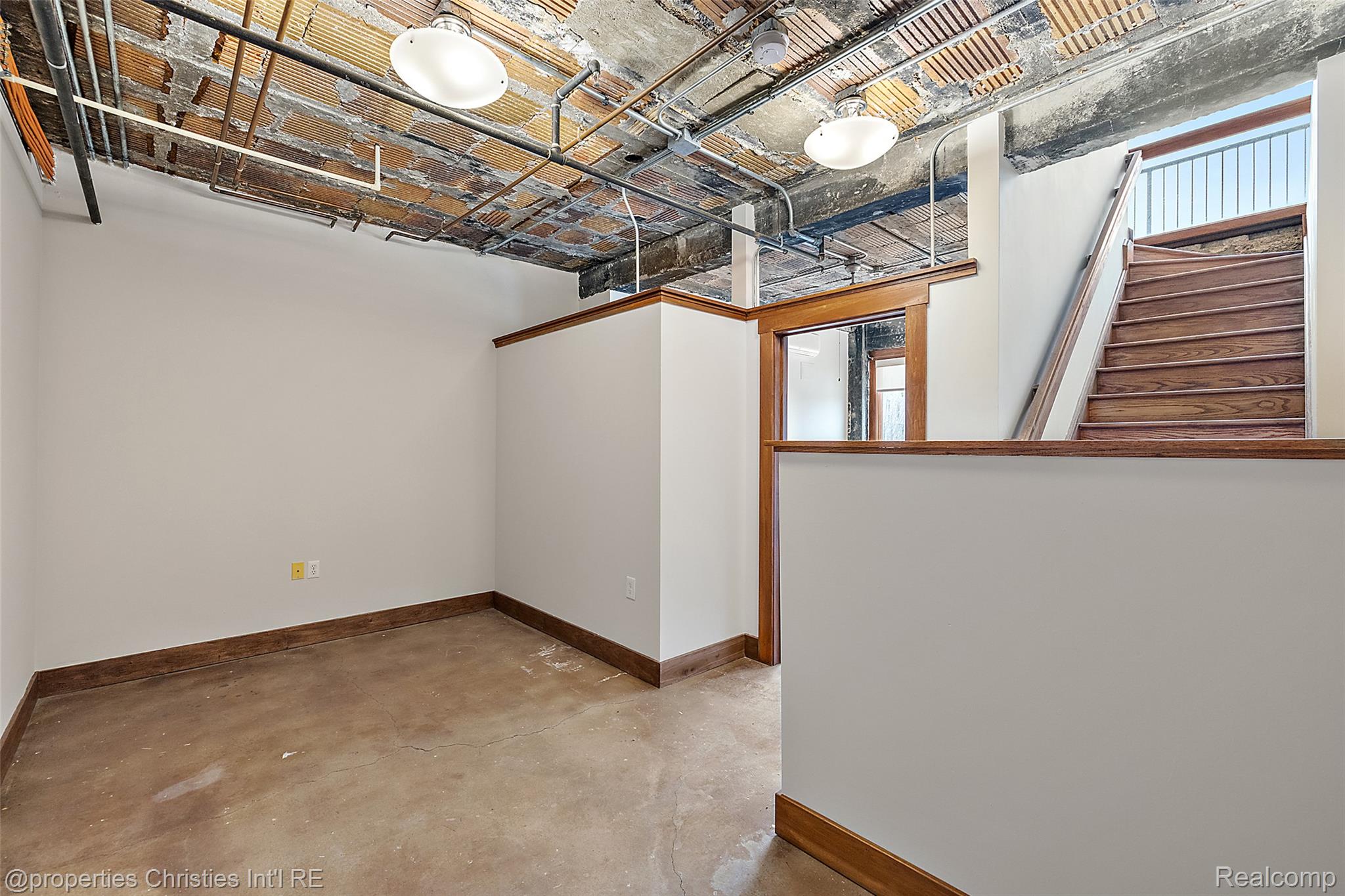 2915 John R Street 207