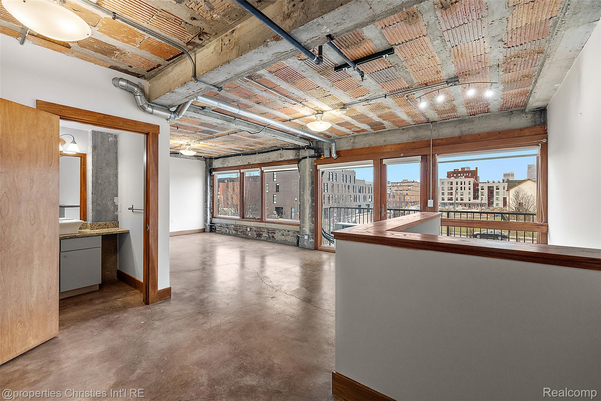 2915 John R Street 207