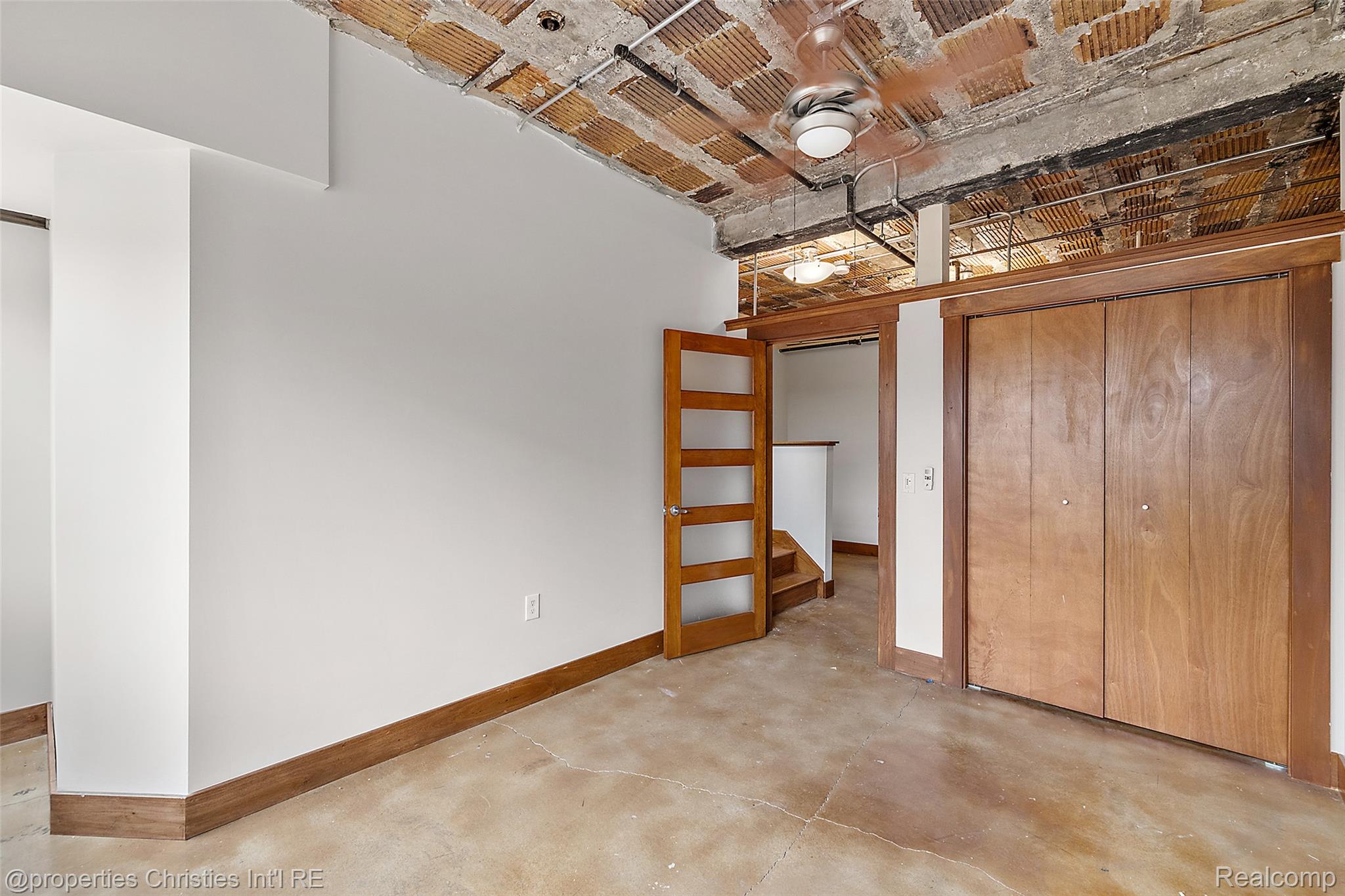 2915 John R Street 207