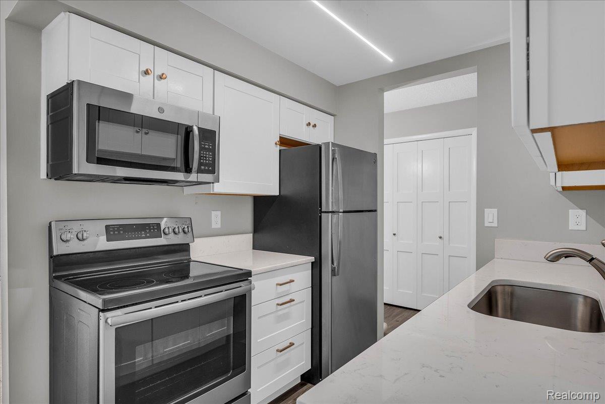 411 S Old Woodward Avenue 527