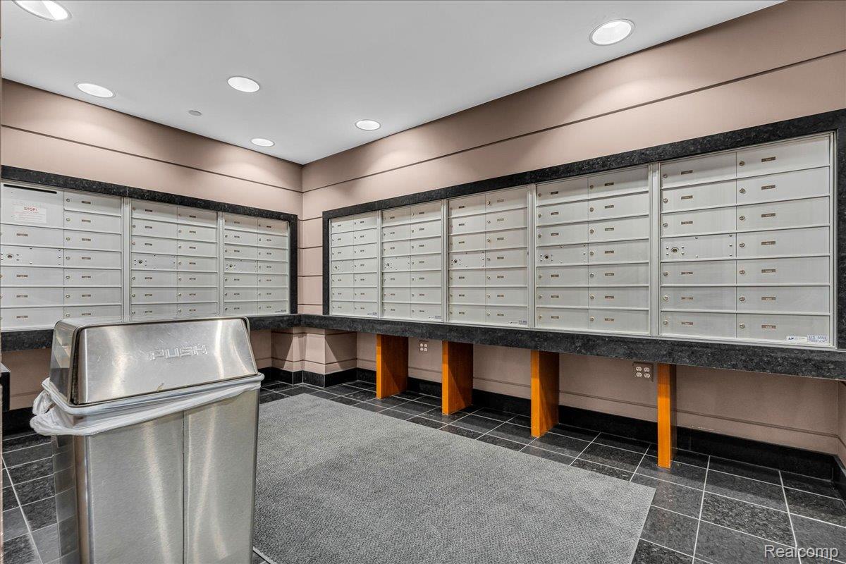 411 S Old Woodward Avenue 527