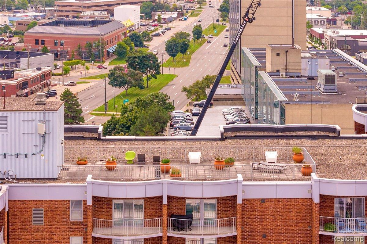 411 S Old Woodward Avenue 527