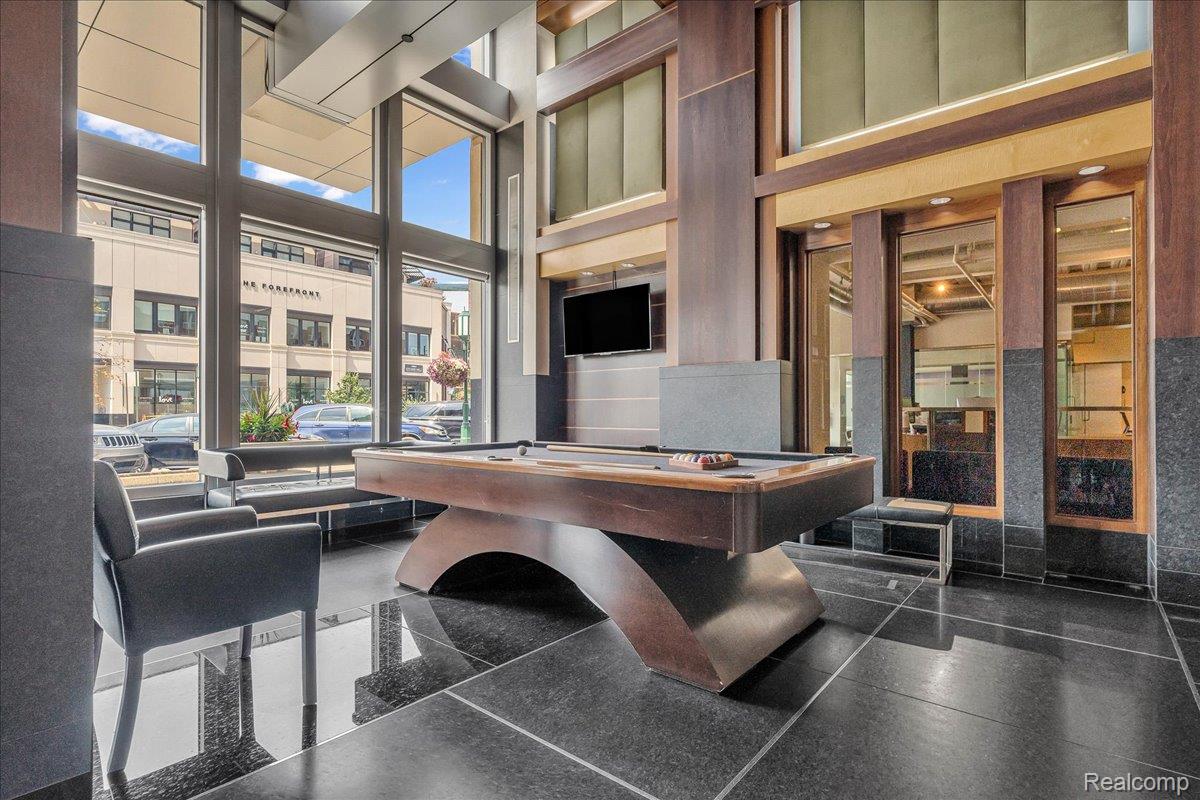 411 S Old Woodward Avenue 527