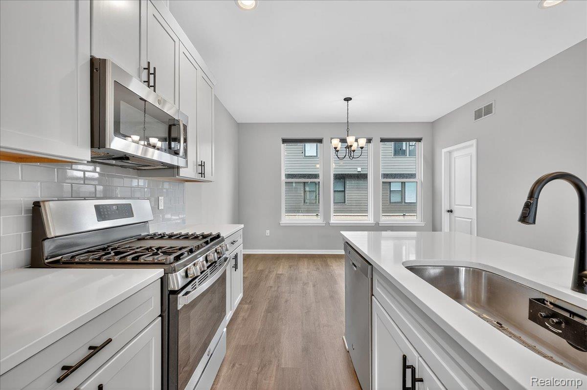 1087 Hampton Circle