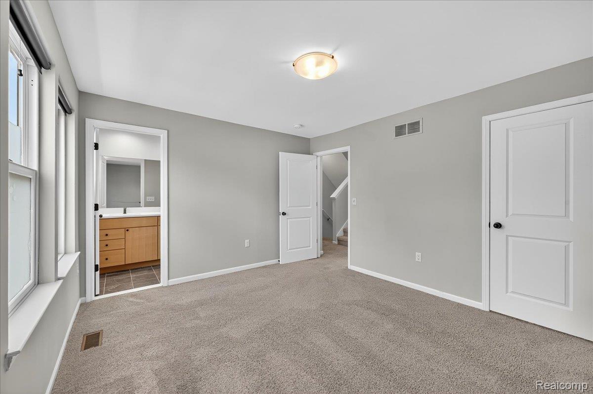 1087 Hampton Circle