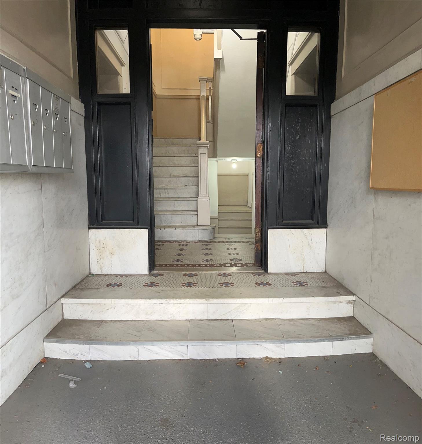 287 E EDSEL FORD Freeway Unit #8