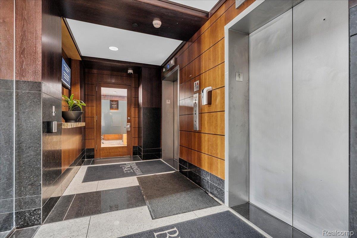 411 S Old Woodward Avenue 527