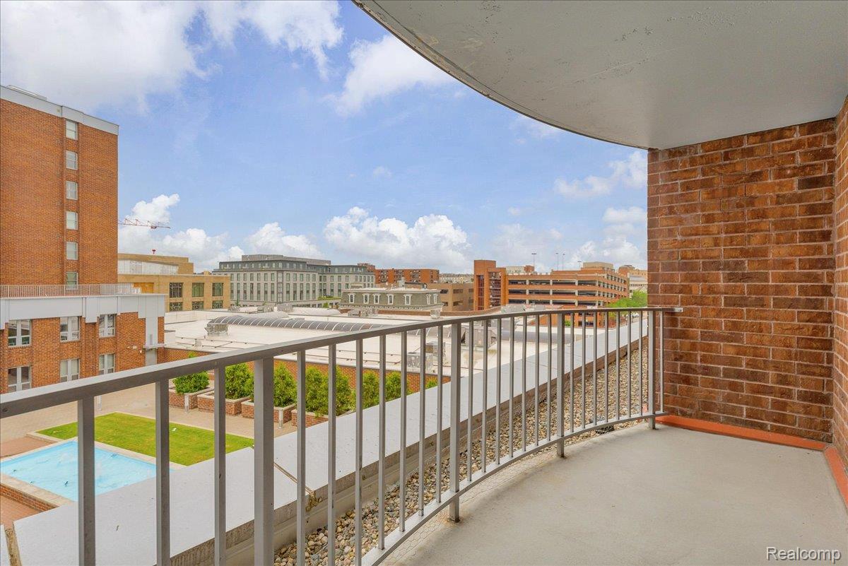 411 S Old Woodward Avenue 527