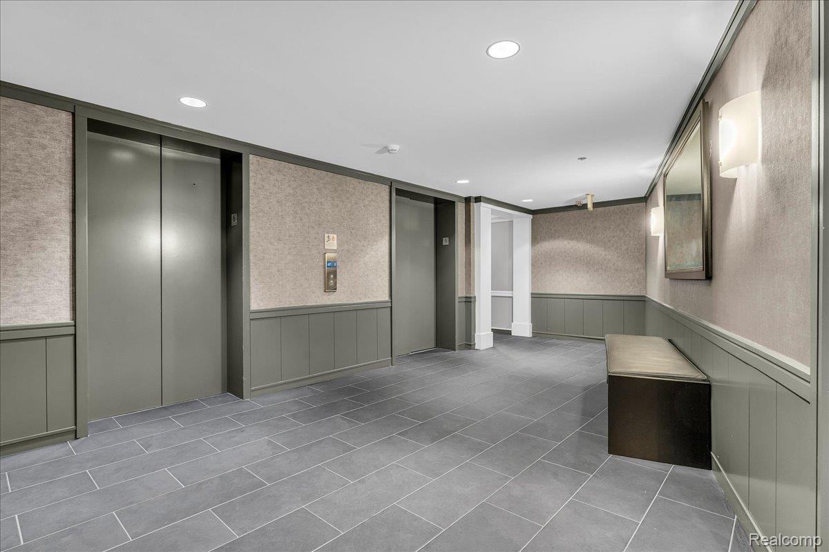 411 S Old Woodward Avenue 527