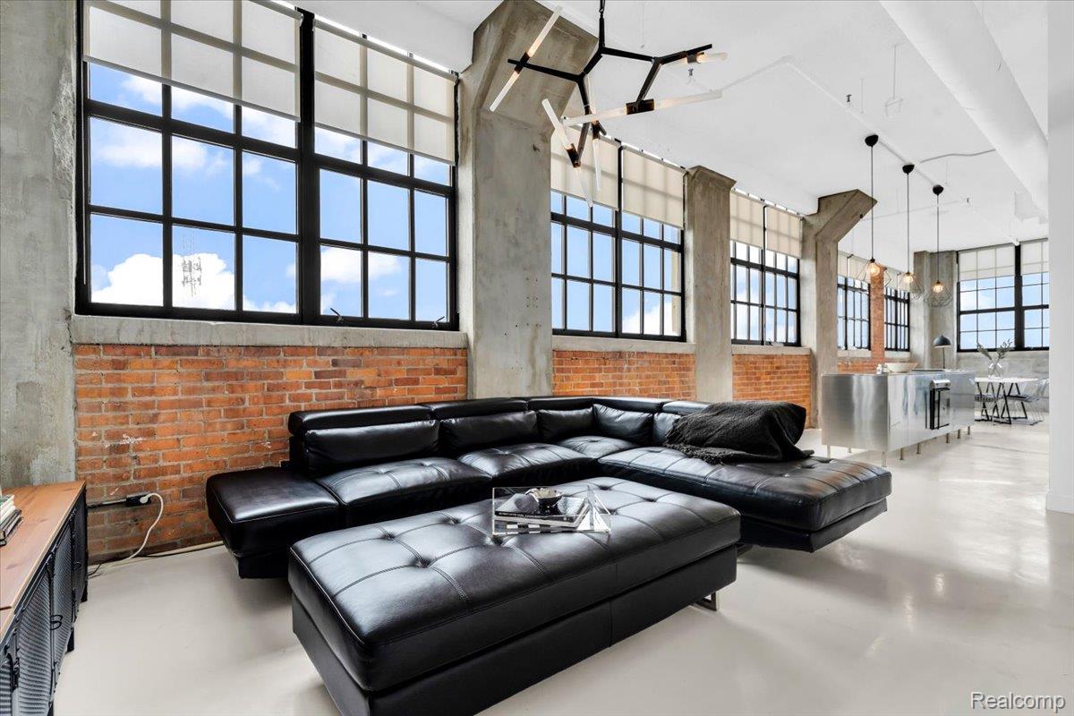 6533 E Jefferson Avenue 703