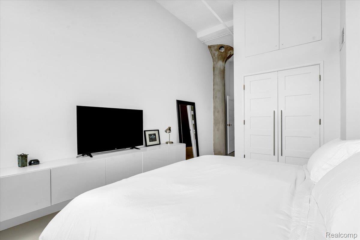 6533 E Jefferson Avenue 703