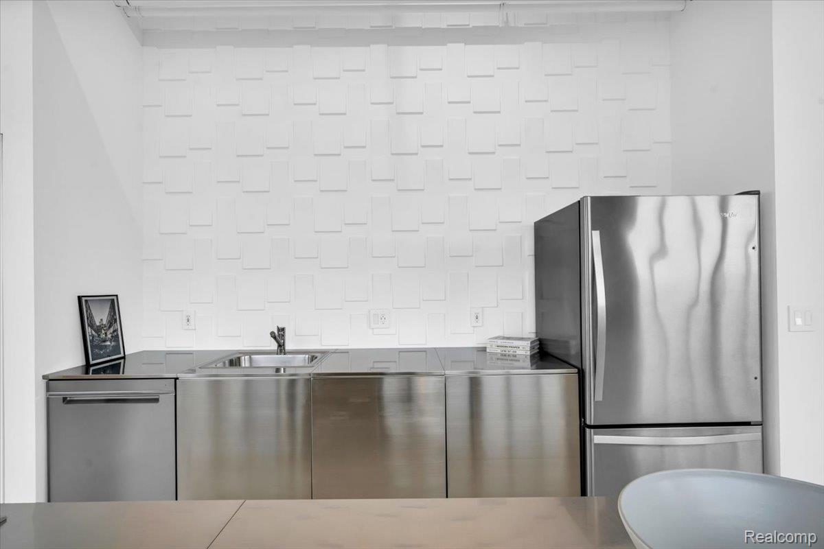 6533 E Jefferson Avenue 703