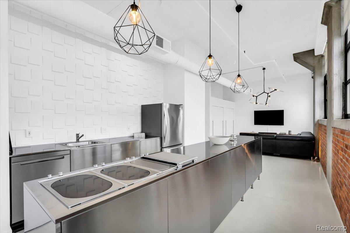 6533 E Jefferson Avenue 703