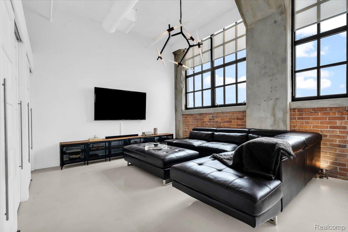 6533 E Jefferson Avenue 703