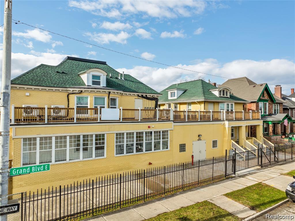 799 E Grand Boulevard 10