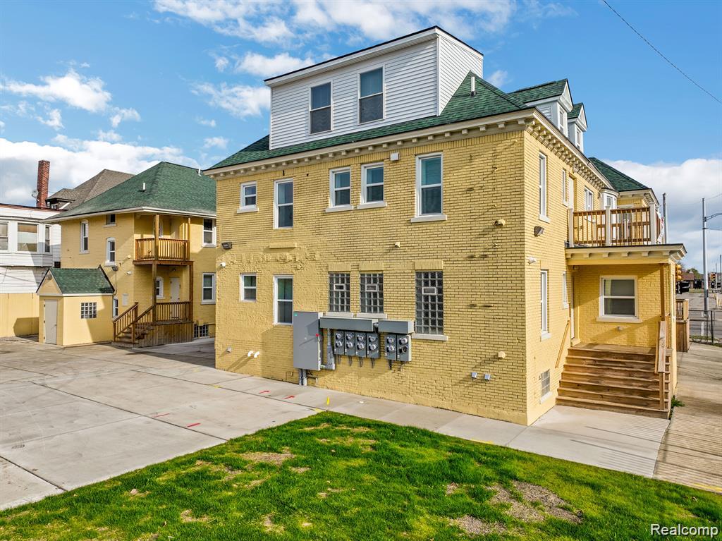 799 E Grand Boulevard 8