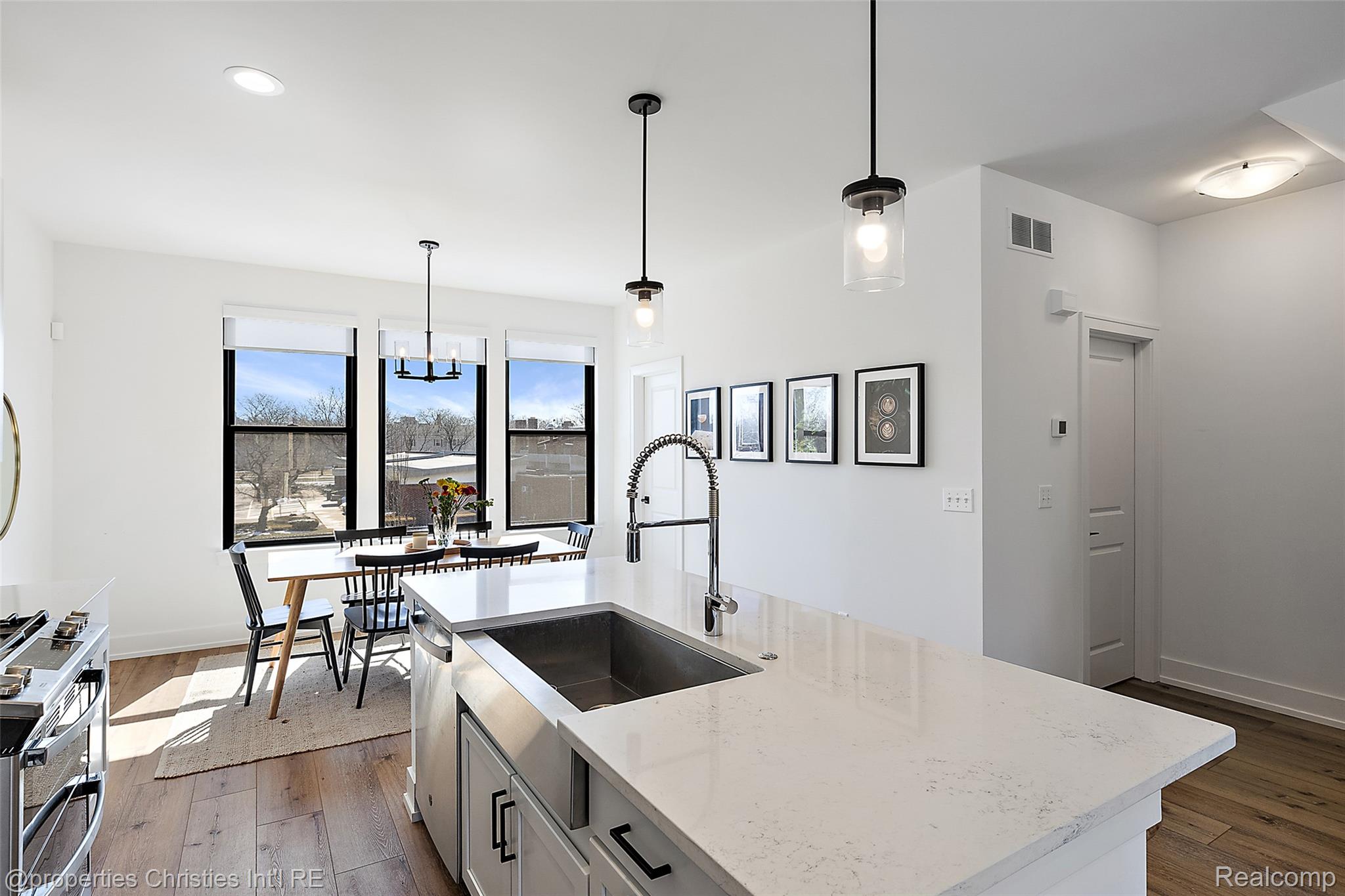 1041 HAMPTON Circle 43