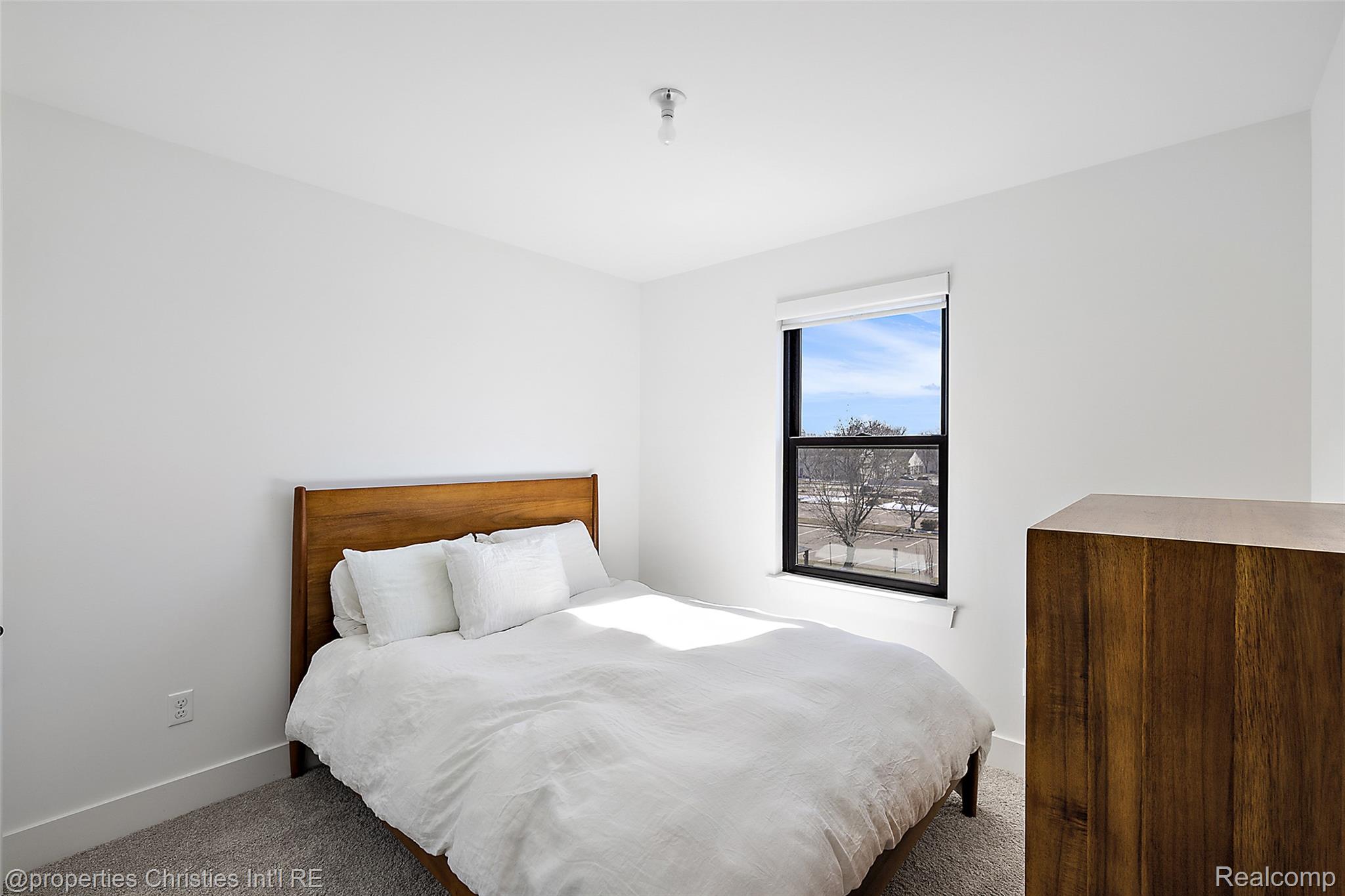 1041 HAMPTON Circle 43