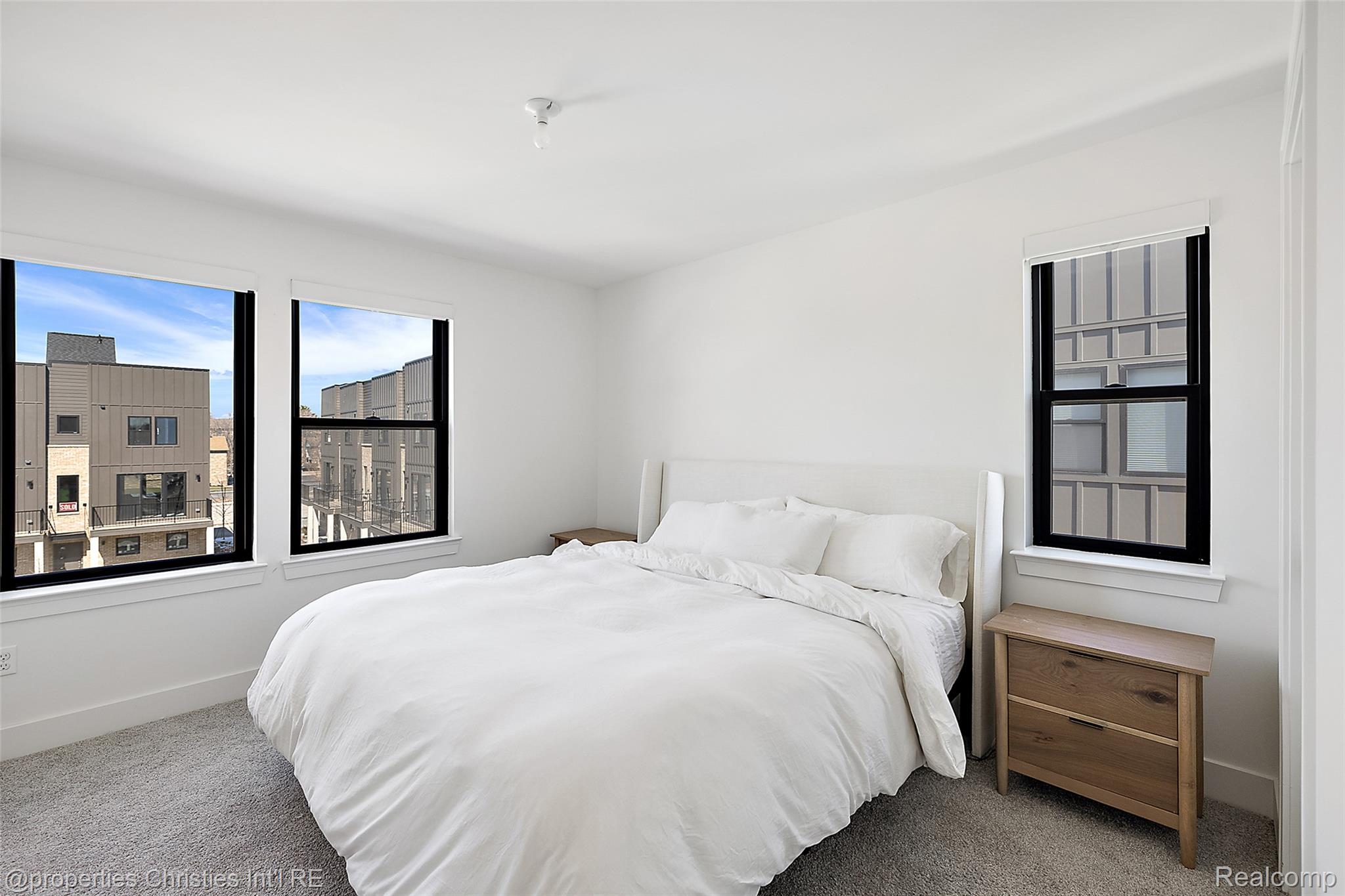 1041 HAMPTON Circle 43