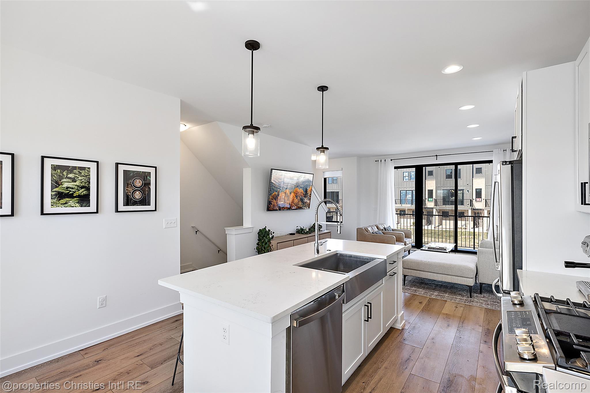 1041 HAMPTON Circle 43