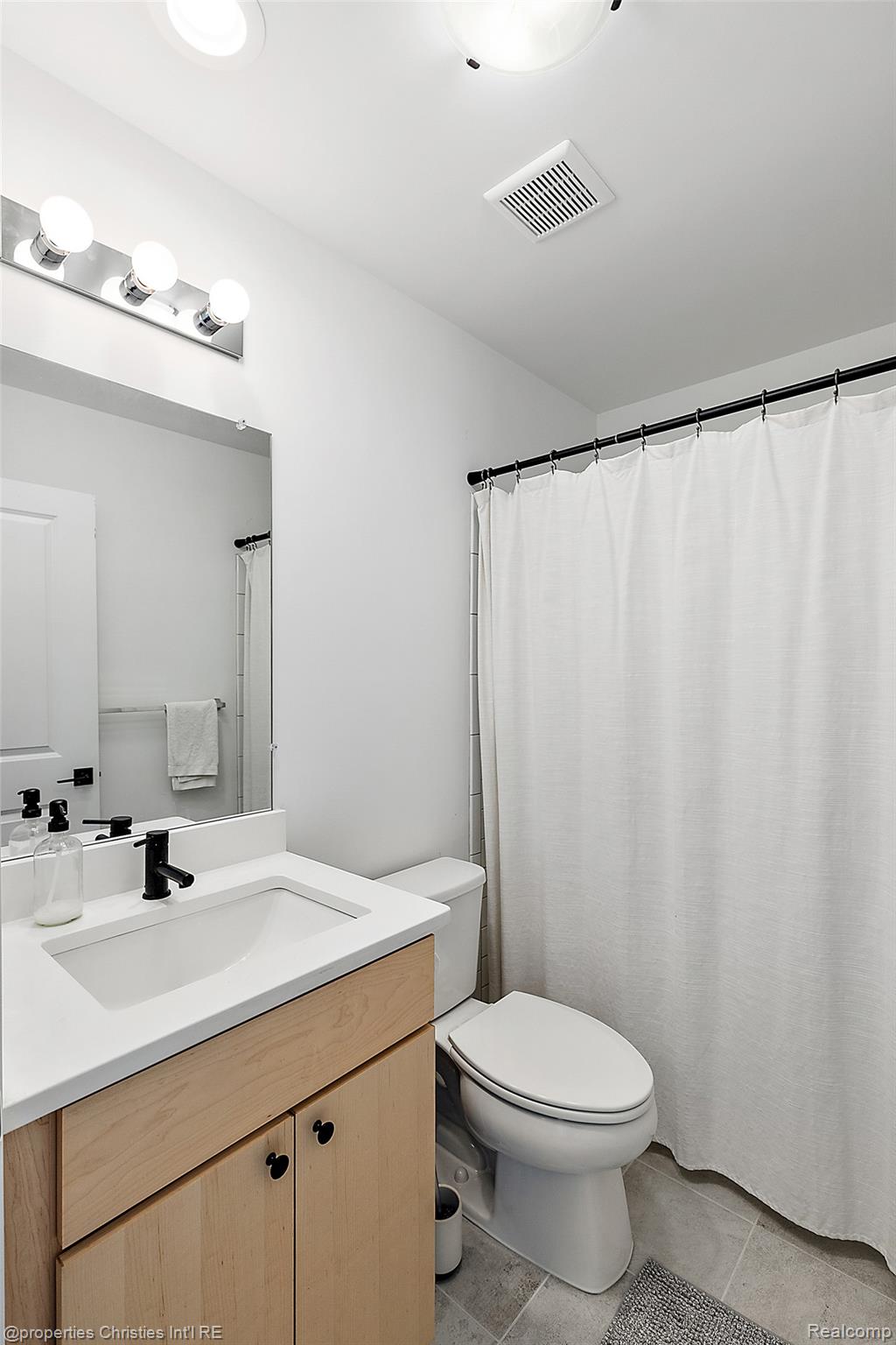 1041 HAMPTON Circle 43